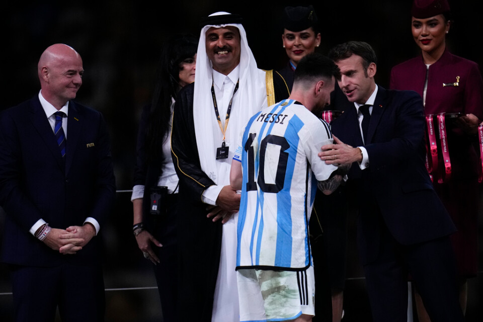Argentinas Lionel Messi gratuleras av Frankrikes president Emmanuel Macron, Fifas ordförande Gianni Infantino samtQatars emir Sheikh Tamim bin Hamad al-Thani.