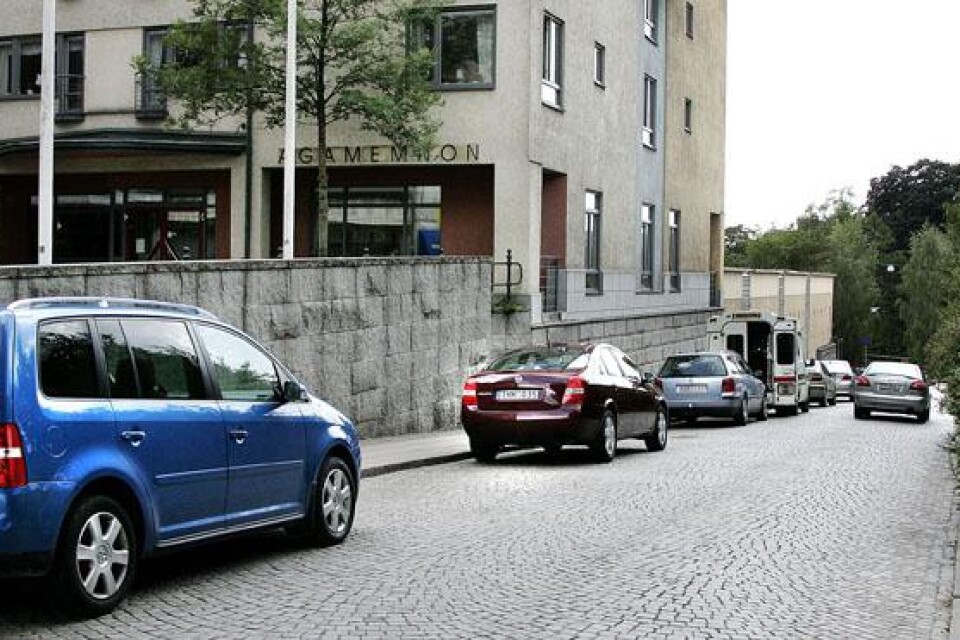 På den här gatan i centrala Borås ingrep en polispatrull mot bilföraren som verkade narkotikapåverkad. Nu misstänks han för att vara serievåldtäktsmannen ?Smygaren?.