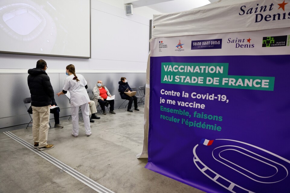 Fransk väntan på covid-19-vaccinering inne på Stade de France i norra Paris.