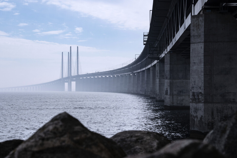 Öresundsbron sedd från brofästet på den konstgjorda ön Pepparholm i Öresund. Bland annat på Pepparholm ska skyddsvallar uppföras. Arkivbild.