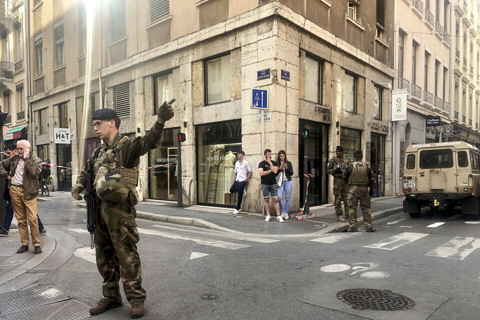 Franska soldater i området där explosionen inträffade.