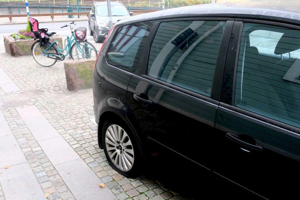 Flera bilägare som parkerat på Prinsgatan i Ronneby drabbades.