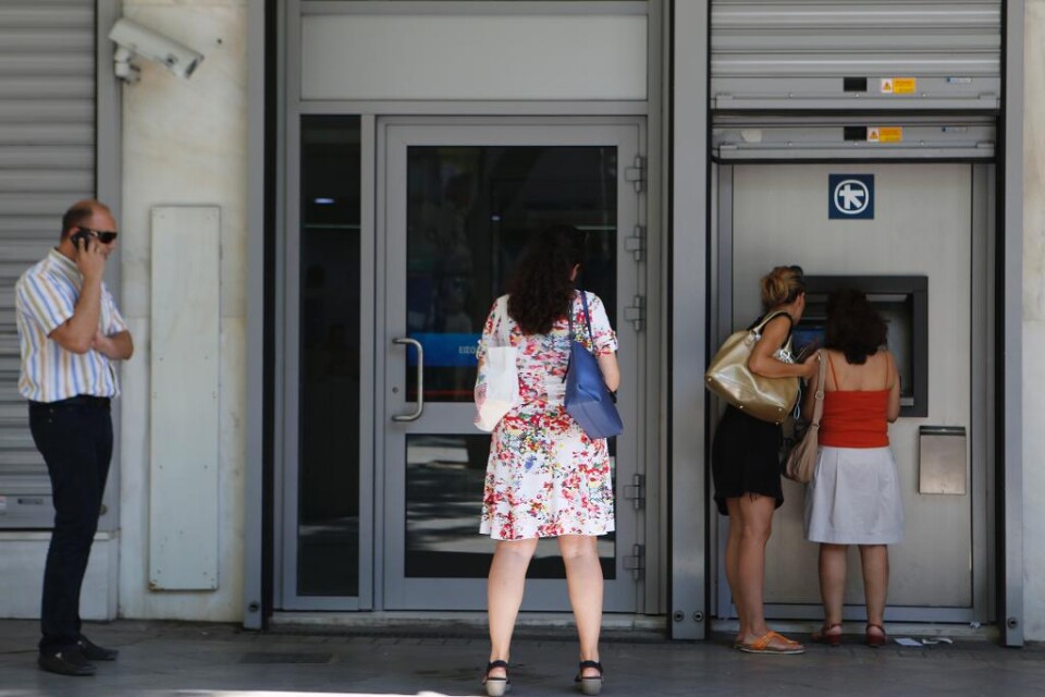 Grekland har överlämnat ett nytt reformförslag till eurogruppens ordförande Jeroen Dijsselbloem, ett förslag som bland annat innehåller höjda skatter för företag och högre momsbeskattning på hotell. Greklands regering sände reformförslaget till eurofi