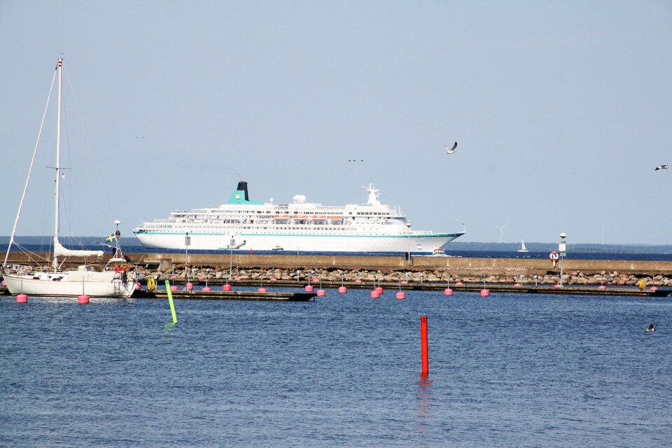 Fartyget M/S Albatros ankrade upp på redden utanför Borgholm och med tenderbåtar anlände  besökarna till Borgholm.