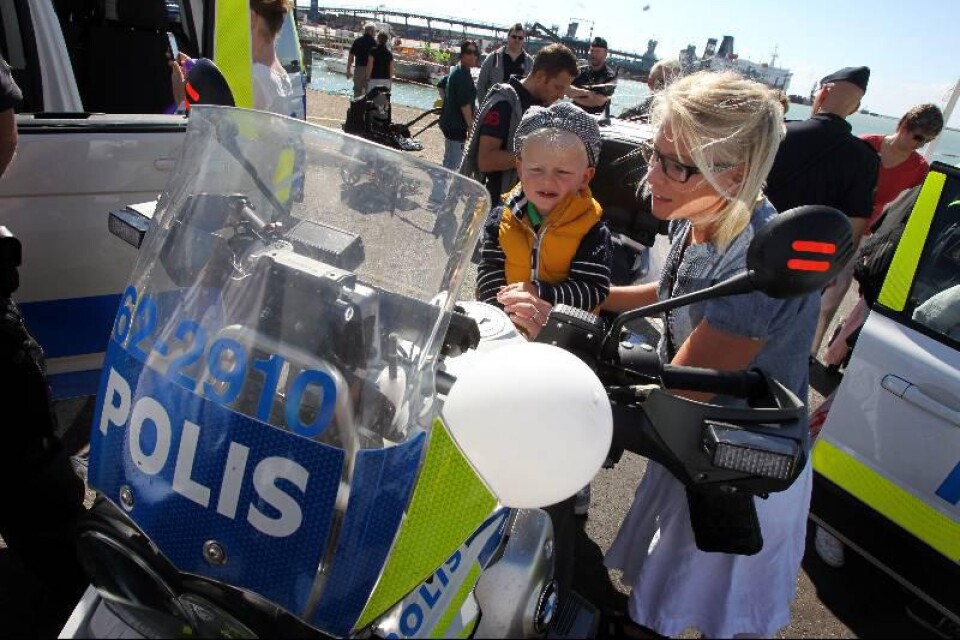 Alvin Wiberg är på Hamnens dag tillsammans med mamma Hanna Wiberg. Här provsitter han polisens motorcykel.