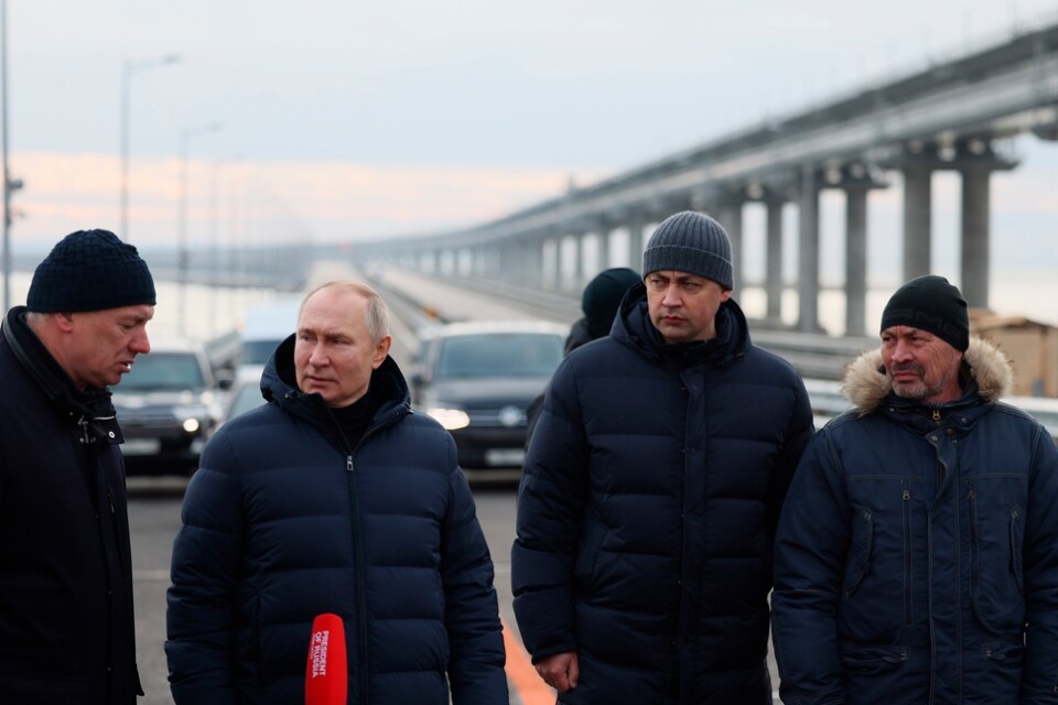 Rysslands president Vladimir Putin, näst till vänster, lyssnar på vice premiärminister Marat Chusnullin under brobesöket.
