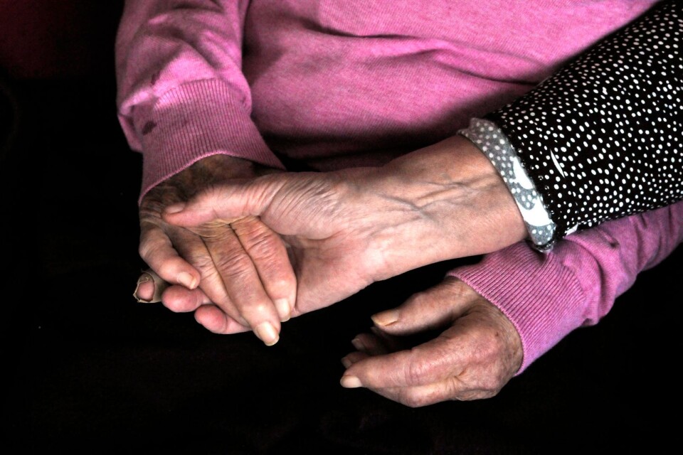 STOCKHOLM 2010-04-04
Kvinna håller en äldre kvinnas händer.
Foto. Hasse Holmberg / SCANPIX Kod 96