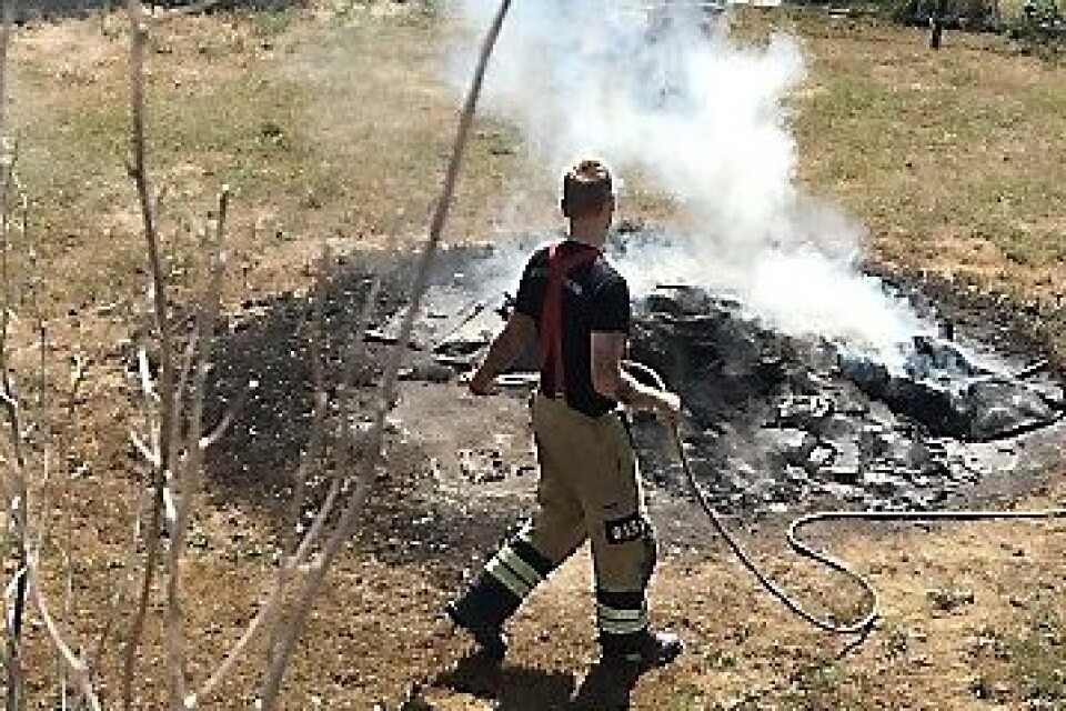 Det var den 29 juli som Burlövsbon brände upp möbler på sin tomt. Fyra dagar tidigare hade länsstyrelsen i Skåne infört ett skärpt eldningsförbud.
Foto: Räddningstjänsten