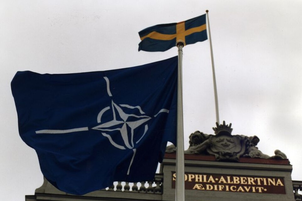 Nato-flaggan vajar tillsammans med svenska flaggan utanför utrikesdepartementet med anledning av Javier Solanas besök i Sverige som generalsekreterare för NATO .