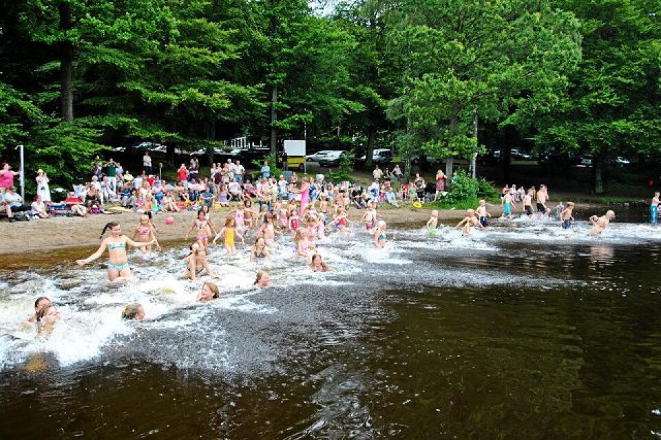 När alla priser delats ut sprang alla barnen rakt ut i vattnet. FOTO: SUSANNE GÄRE