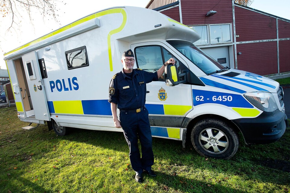 Polis Göran Svensson, Kristianstad, vid sitt rullande poliskontor.