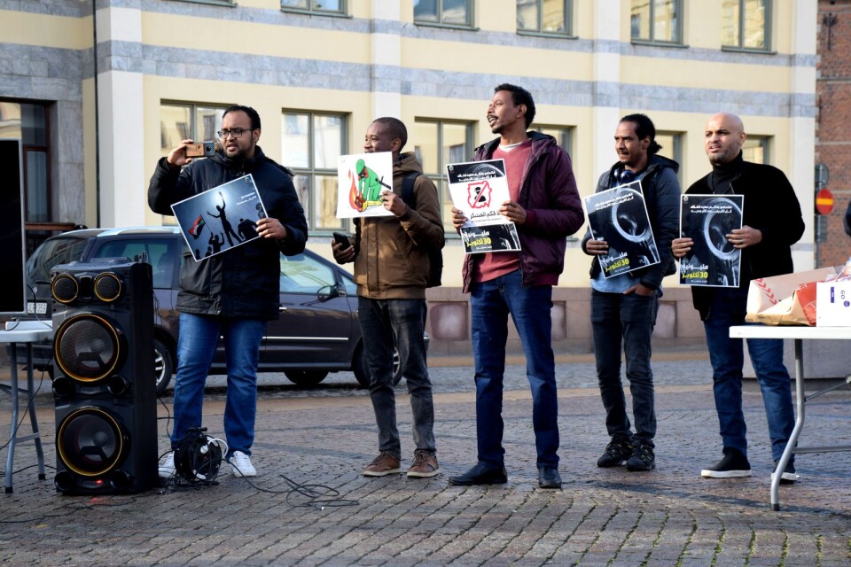 Demonstration mot militärregimen i Sudan i Kristianstad.
