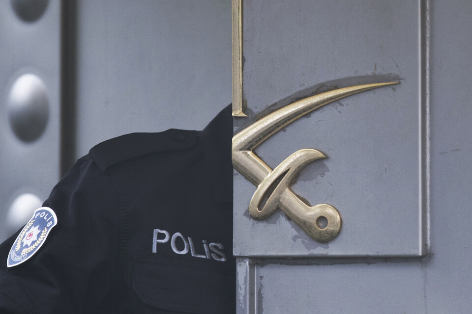 En turkisk polis vid ingången till det saudiska konsulatet i Istanbul. Arkivbild.