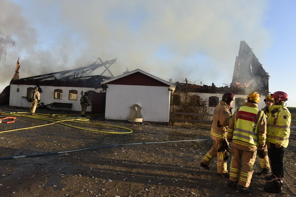 Brand i ladugård söder om Vollsjö.