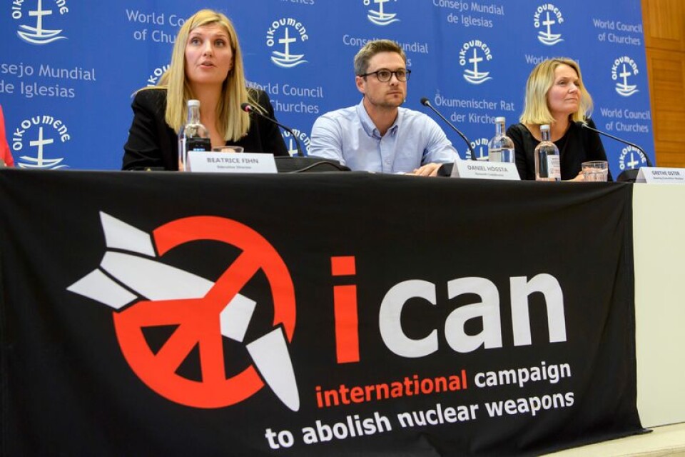 Det är förvånande tyst om ICAN, årets fredspristagare. På bilden syns Beatrice Fihn, svensk generalsekreterare, Daniel Hogsta, koordinator och Grethe østern, right, medlem i styr-komittén i ICAN.