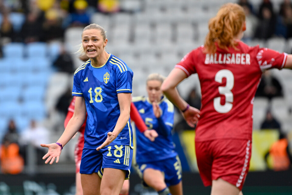 Sveriges Fridolina Rolfö visar sin frustration under fredagens träningslandskamp i fotboll mellan Sverige och Danmark på Eleda stadion i Malmö.