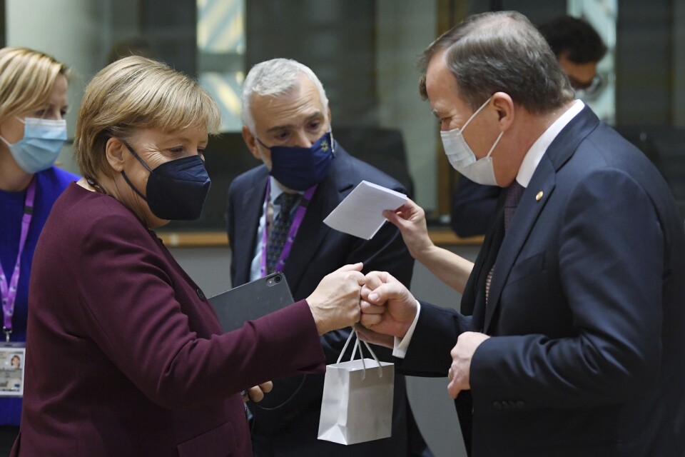Presentutdelning pågår när Tysklands förbundskansler Angela Merkel och Sveriges statsminister Stefan Löfven träffas i Bryssel. Båda antas nu göra sitt sista EU-toppmöte.