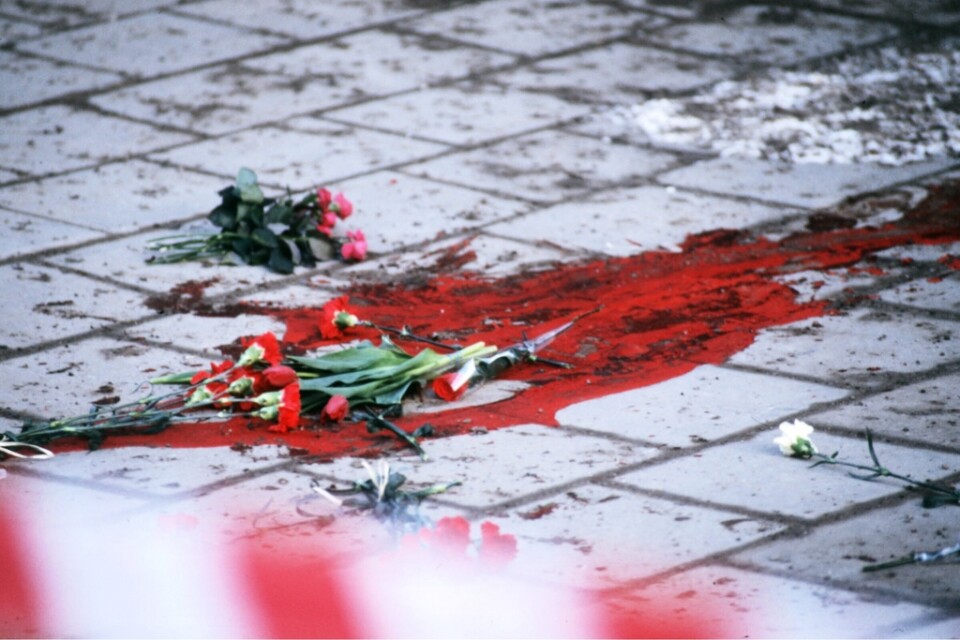 Sörjande människor kastade in blommor vid mordplatsen – något som kan ha varit negativt för utredningen. Arkivbild.