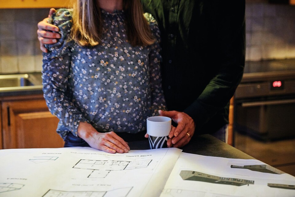 Snart ska Josefine Thim och Tobias Perdegård bygga nytt hus som de ritat själva. – Det blir ett modernt och enkelt hus på 1,5 plan, cirka 170 kvadratmeter, säger Josefine.
