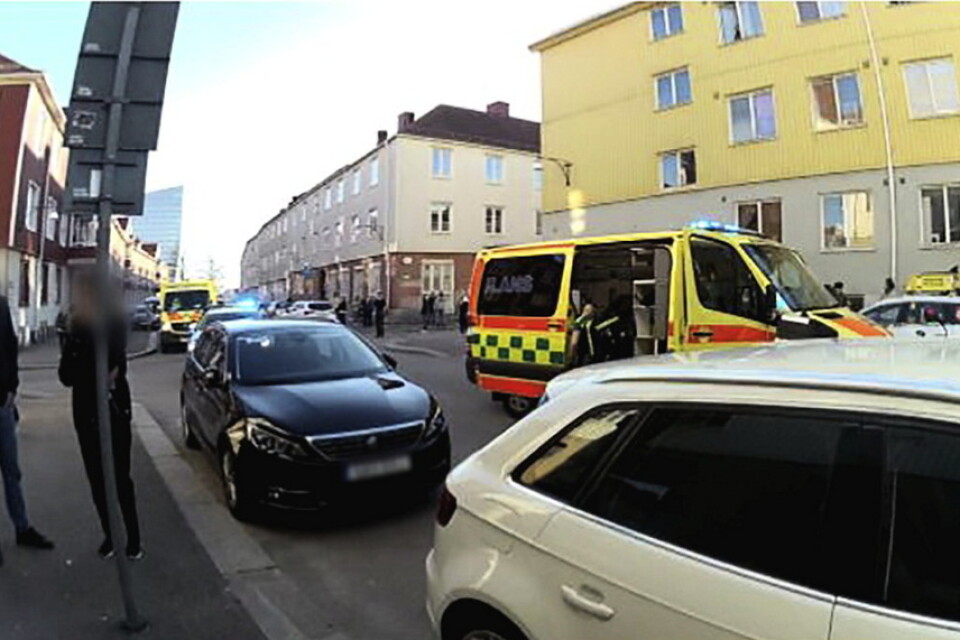 Polis och ambulanser i stadsdelen Gamlestaden i Göteborg efter mordet i maj 2020. Bild ur polisens förundersökning.
