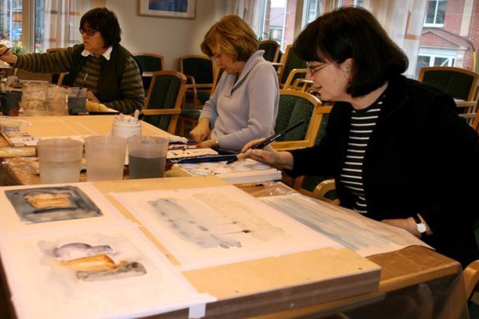 Linda Hellström provar vad hon kan åstadkomma med en begränsad färgskala, Agneta Berlin gillar att använda salt och Britta Olsson provar med annorlunda papper.