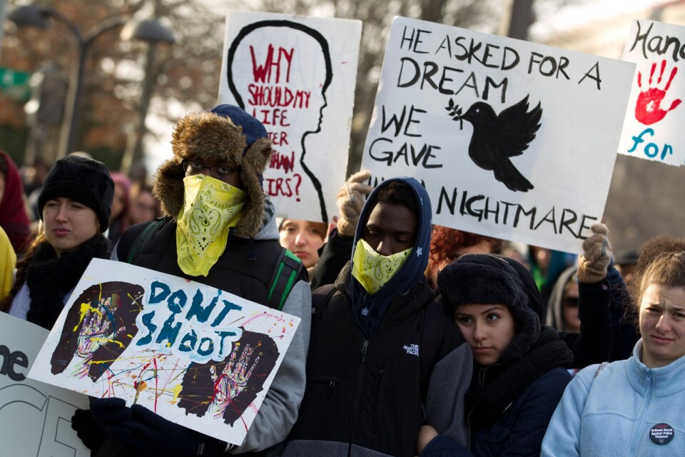 Demonstranter i Washington 2014, efter Eric Garners död. Efter att demonstrationerna var över samlade National Museum of African American History in föremål som blivit kvar efter marschen.