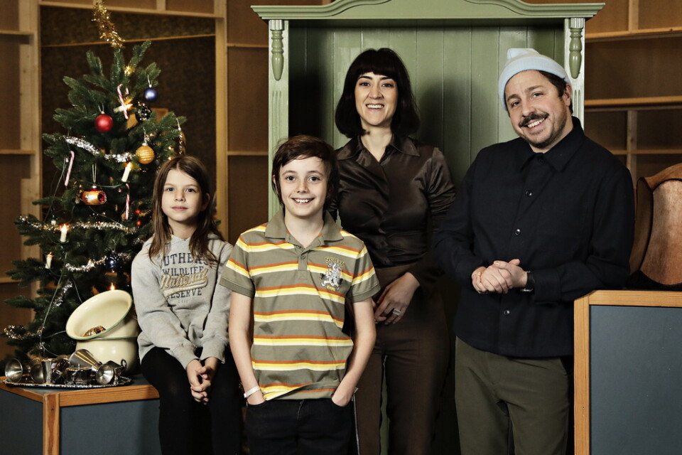 Familjen Knyckertz spelas av David Sundin (pappa Bove), Gizem Erdogan (mamma Fia) och barnen Ture och Kriminellen spelas av Axel Adelöw och Paloma Grandin. Pressbild.
