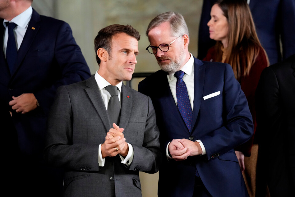 Frankrikes president Emmanuel Macron med Tjeckiens premiärminister Petr Fiala vid toppmötet i Prag.