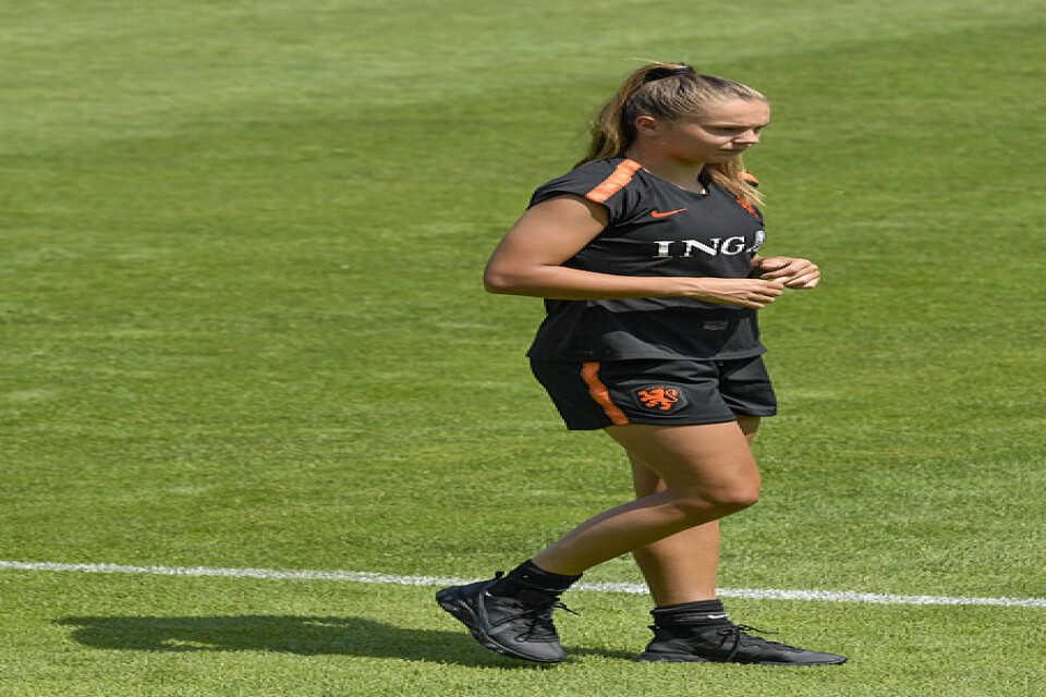 Lieke Martens har ont i tån och höll sig vid sidan av planen när Nederländerna tränade i Lyon på måndagen, två dagar före VM-semifinalen mot Sverige.