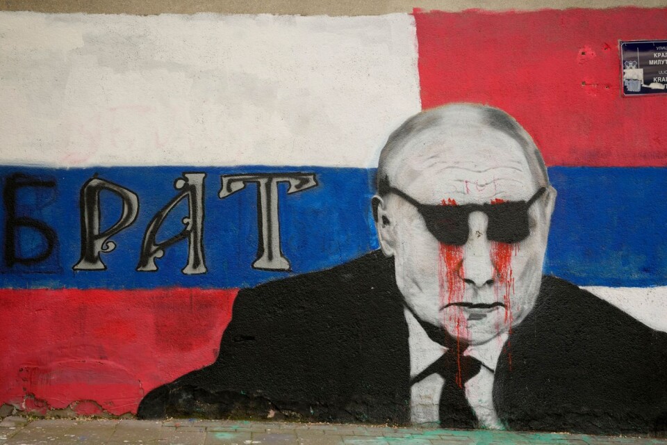 En vandaliserad muralmålning av Putin där det står ”bror” i den serbiska huvudstaden Belgrad får symbolisera den splittring som finns när det gäller relationen till Ryssland, som fått sig en törn efter invasionen av Ukraina.