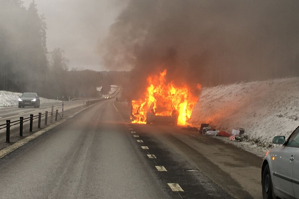 Bil började brinna på väg 37, mellan Växjö och Åseda under julafton.