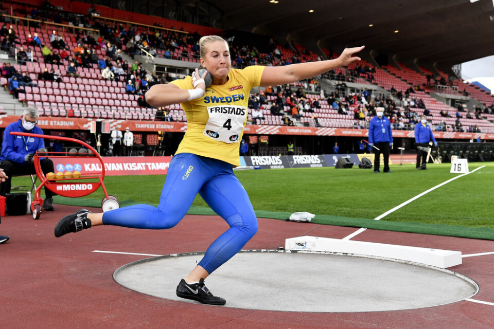 Fanny Roos ökade sitt svenska rekord i kula med två centimeter. Arkivbild.