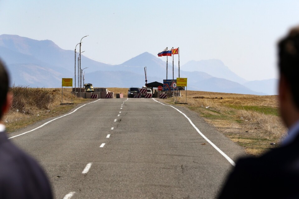 En vägspärr kontrollerad av ryska fredsbevarande styrkor på en väg mot utbrytarregionen Nagorno-Karabach.