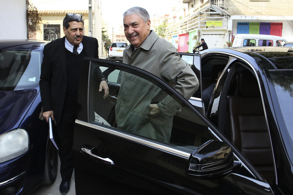 Expremiärministern Ali Benflis, till höger, är en av de fem godkända. Bild från i februari.
