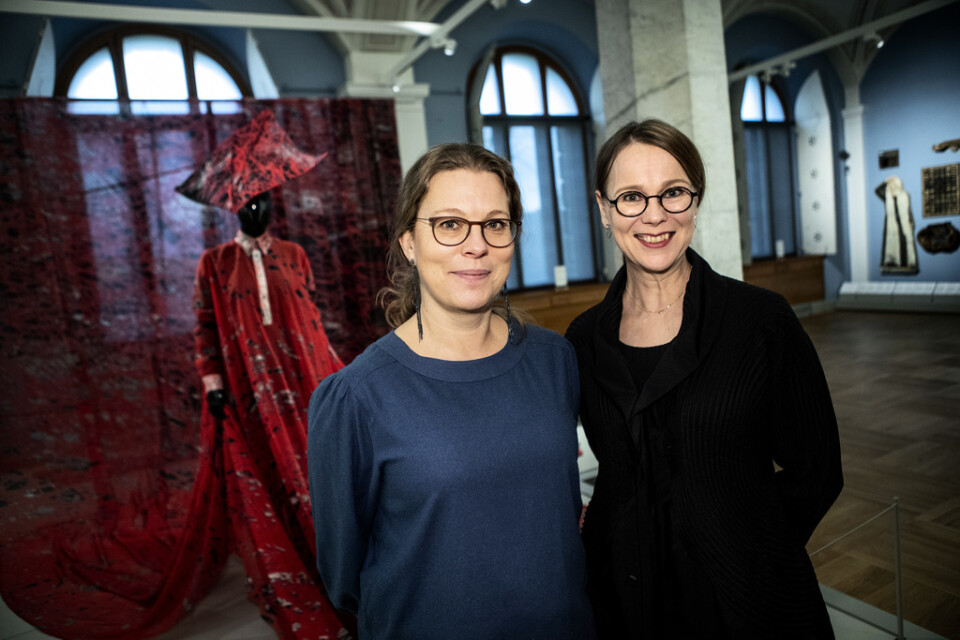 Förste intendent på Nationalmuseum Cilla Robach och överintendent Susanna Pettersson visar Martin Bergströms klänning "Arty farty" som ingår i museets nya samling av svenskt mode.