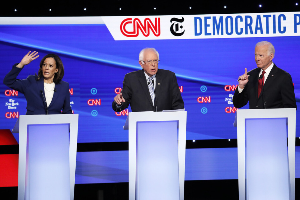 Kamala Harris, till vänster, och Joe Biden, till höger under en primärvalsdebatt i mitten av oktober. I mitten Bernie Sanders.