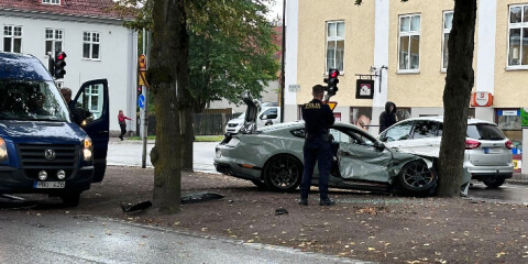 Bilförare i kraftig krock med träd i Växjö centrum