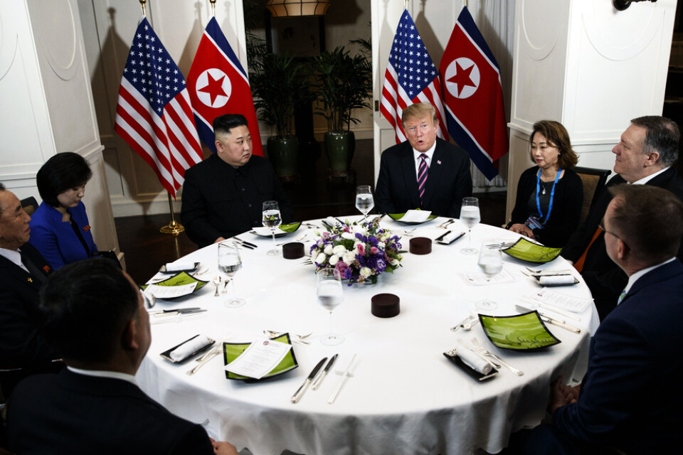 Nordkoreas ledare Kim Jong-Un och USA:s tidigare president Donald Trump åt middag ihop i Hanoi i februari 2019. Då satt Ri Yong-Ho med vid bordet (närmast till vänster i bild). Arkivbild.
