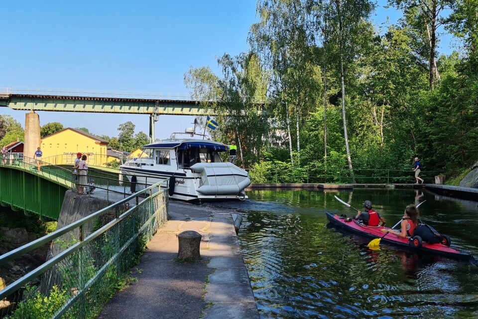 Akvedukten i Håverud är Dalslands mest kända besöksmål. Här far båtarna på en bro ovan ett reglerat vattenfall.