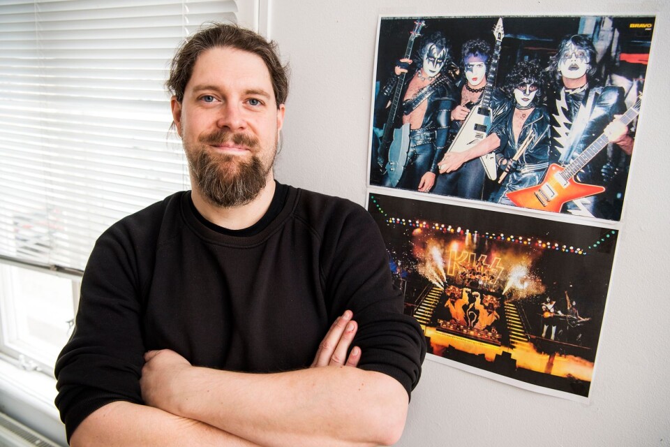 Alexander Bergdahl berättar om skivomslag som bandet Kiss har haft.