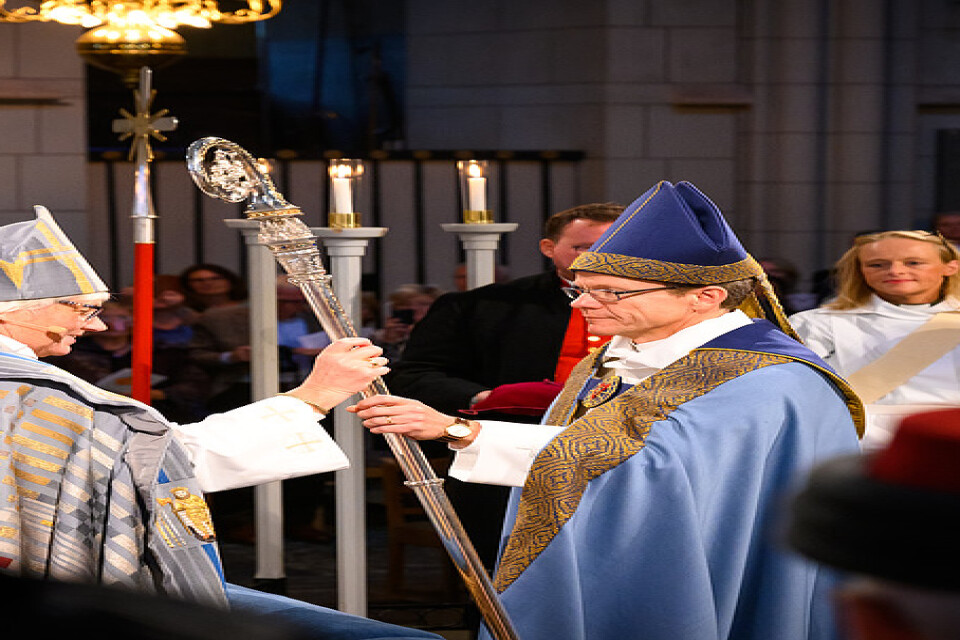 Biskop Andreas Holmberg tar emot sina biskopsinsignier (kors, kåpa, mitra och kräkla) av ärkebiskop Antje Jackelén.