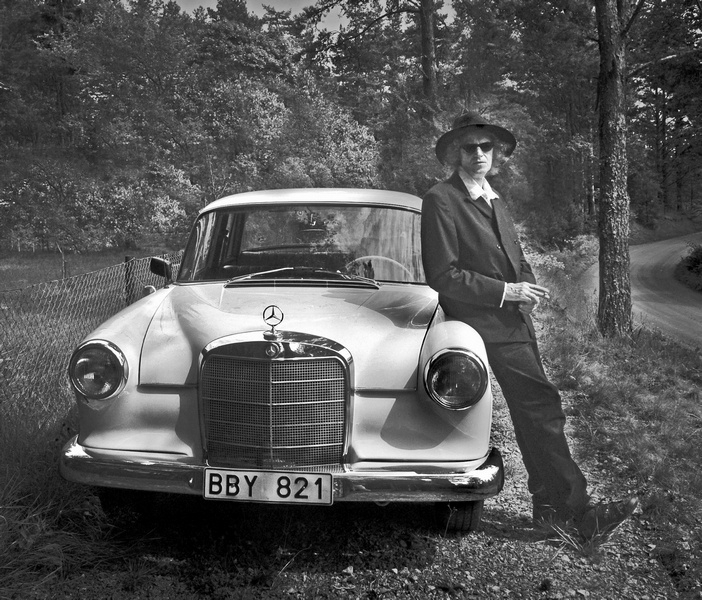 1: Bruno K Öijer vid sin gamla Mercedes från 1965. Bilden är tagen av hustrun Maya Eizin Öijer.