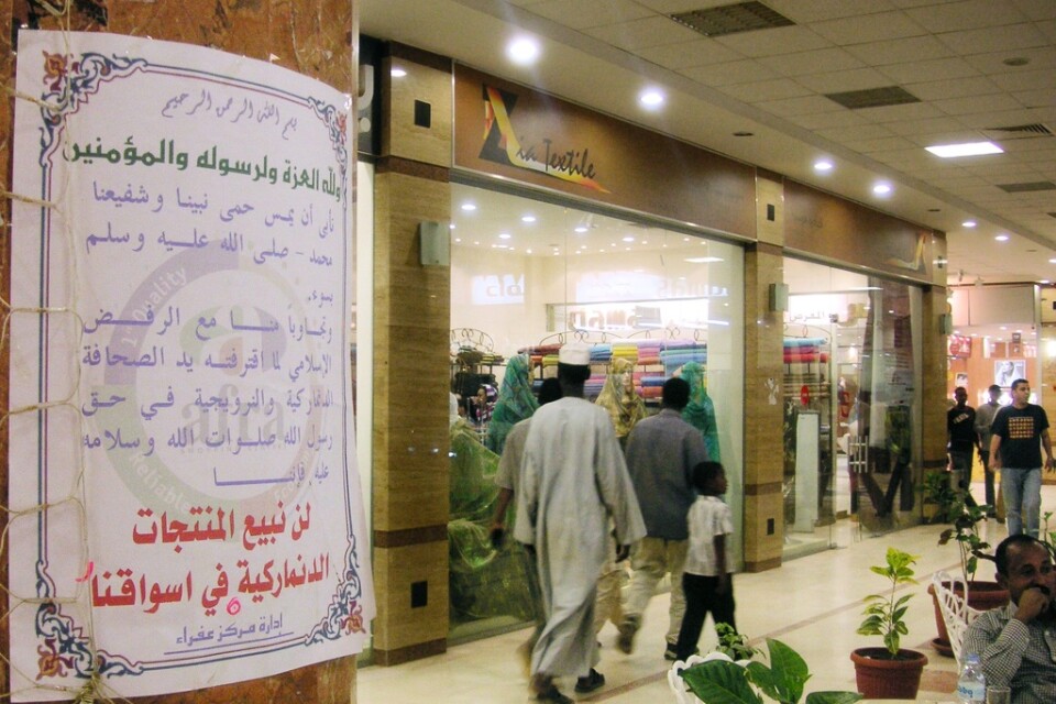 På skylten i ett köpcentrum i Khartoum, Sudan, står det: "Vi säljer inte danska produkter i våra affärer". Arkivbild från den 30 mars 2006.