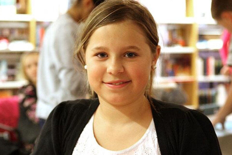Felicia Ilievska, 11 år: "Jag gör en pärm. Men jag har inte bestämt om jag ska ha den hemma eller inte än. Jag kom hit för att jag älskar att pyssla. Allt är kul med pyssel."