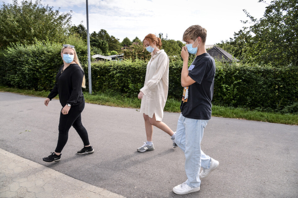 Karoline Birch, Freja Egegaard Olsen och Elias Holm Jørgensen på väg in på skolan efter rasten – då åker munskydden på.
