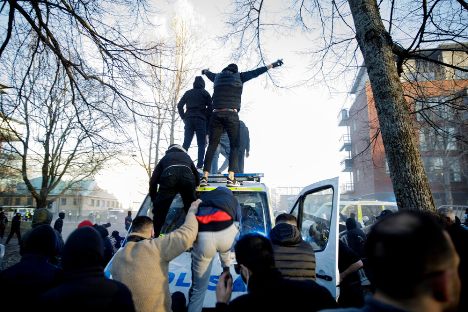 I samband med att den högerextreme politikern Rasmus Paludan fått tillstånd att arrangera en allmän sammankomst i Sveaparken i Örebro på långfredagen uppstod våldsamma upplopp.