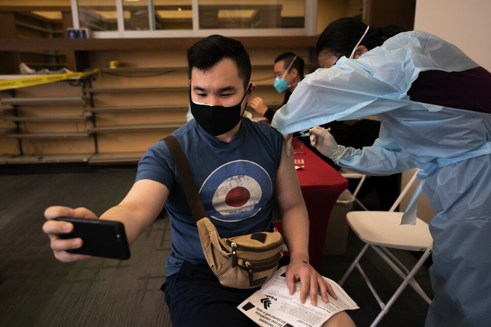 31-årige Freeson Wong tar en selfie medan han får en dos Modernavaccin i Los Angeles i april.