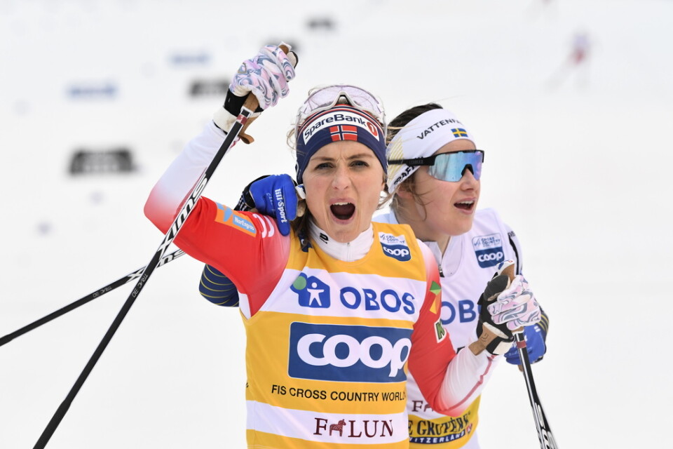 Norskan Therese Johaug leder världscupen och är storfavorit till att ta hem Ski Tour 2020. Sveriges Ebba Andersson – som här gratulerar Johaug efter 10-kilometersloppet i Falun i helgen – är en av huvudutmanarna.