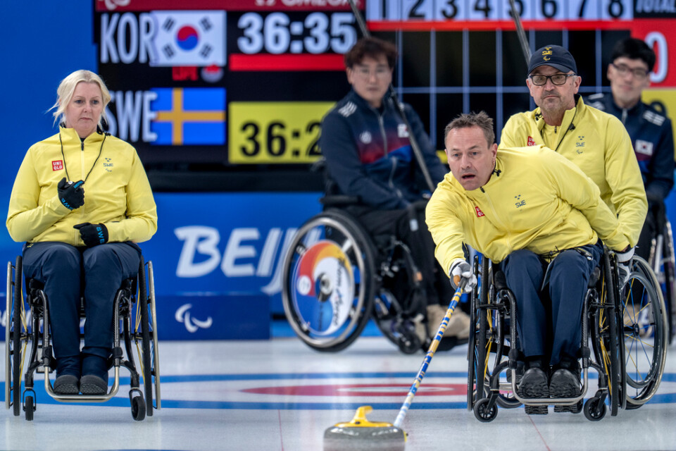 Ronny Persson skickar iväg stenen i Sveriges avslutande grundseriematch mot Sydkorea under Paralympics i Peking. Bakom honom syns Kristina Ulander och Mats-Ola Engborg.