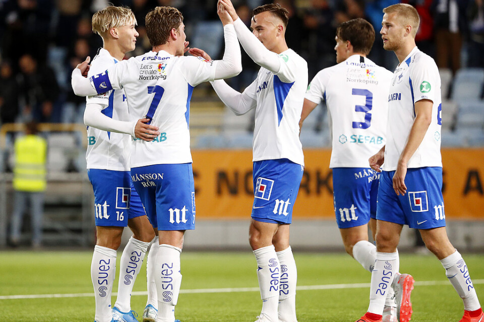 IFK Norrköpings Alexander Fransson firar sitt 4–0-mål med framspelaren Henrik Castegren och andra lagkompisar.